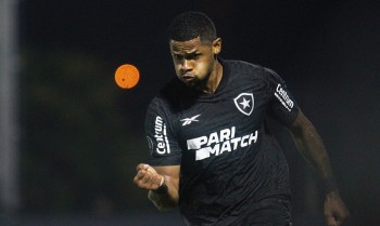 Júnior Santos decisivo