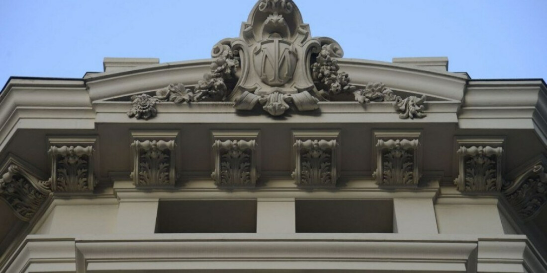 Jovens artistas se apresentam na entrada do Theatro Municipal do Rio