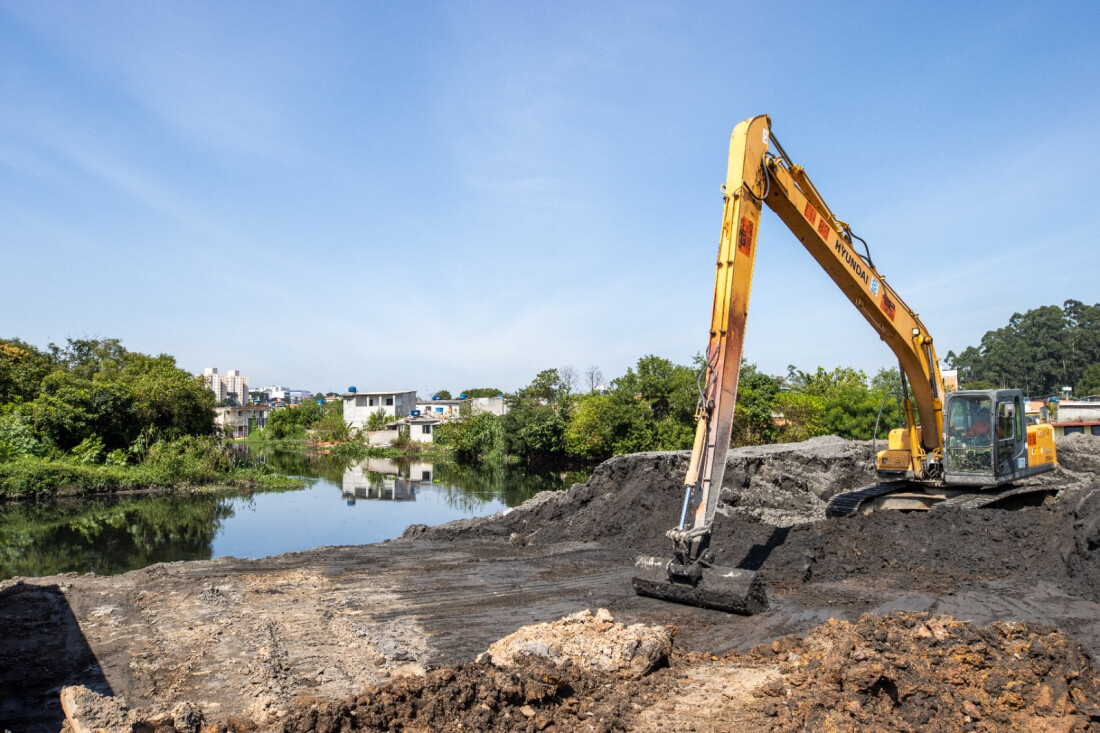    DAEE retira 964 caminhões cheios de resíduos do Tietê na região 