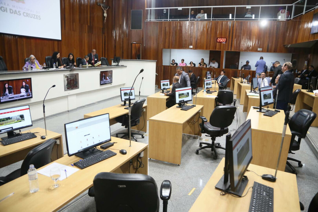 Câmara de Mogi aprova lei que proíbe do uso de celulares em escolas municipais 