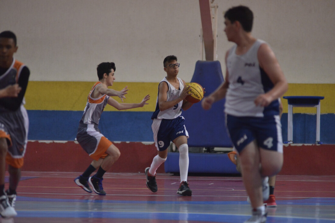 Poá abre inscrições para aulas de basquete