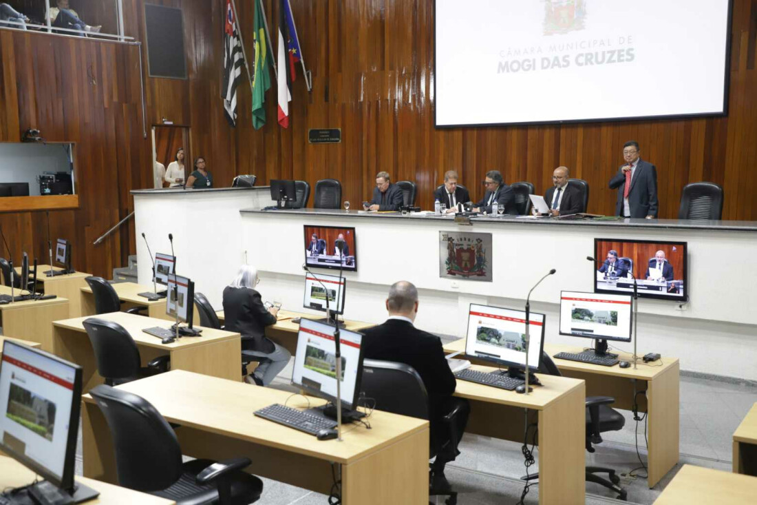 Vereadores criticam empresa de saúde e rede pública municipal 