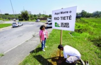 Placa aponta onde o rio Tietê "morre", em Mogi das Cruzes