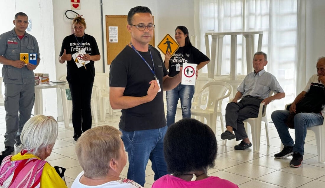 Moradores da Vila Dignidade recebem orientações sobre segurança no trânsito 