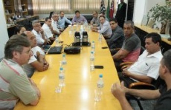 Tokuzumi inicia discussão para regulamentar taxistas