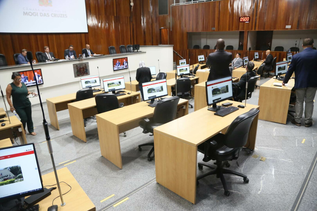 Vereadores cobram cumprimento de lei sobre vaga para carro de aplicativo