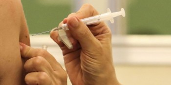 Brasil recebe primeiro lote de vacinas bivalentes contra covid-19
