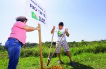 Placa aponta onde o Rio Tietê "morre", em Mogi das Cruzes