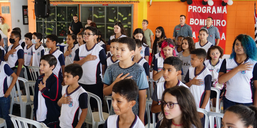 Programa 'Bombeiro na Escola' forma mais de 140 alunos