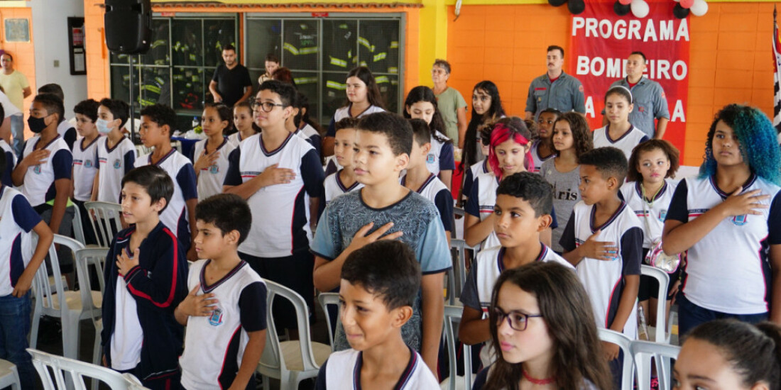 Programa 'Bombeiro na Escola' forma mais de 140 alunos