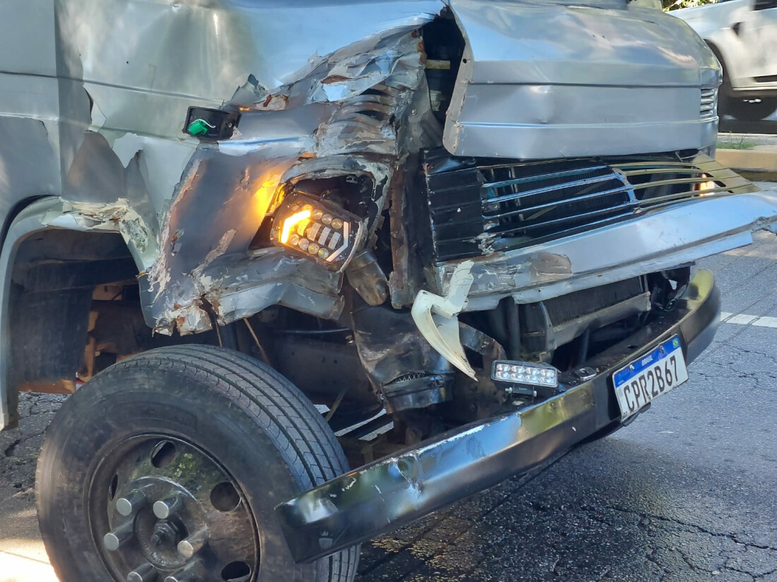 Caminhão e caminhonete batem na frente de escola estadual na Mogi-Salesópolis