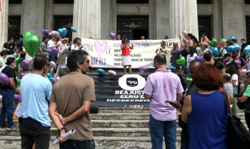 Professores da UFRJ fazem ato por mais verbas e melhores salários