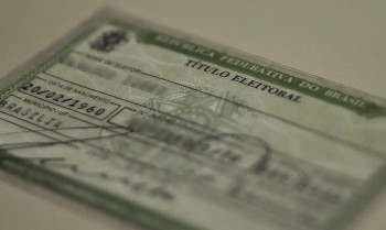 Campanha usa título de eleitor gigante para chamar jovens para votar
