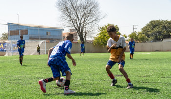 Campo do Centro Esportivo de Jundiapeba é entregue e recebe primeiros jogos 