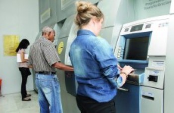 Aposentados do INSS começam a receber hoje a 1ª parcela do 13º