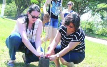 Prefeitura planta mudas no Parque Ecológico