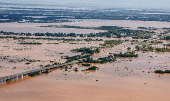 Nível do Guaíba começa a descer, mas ainda está 2m acima do limite