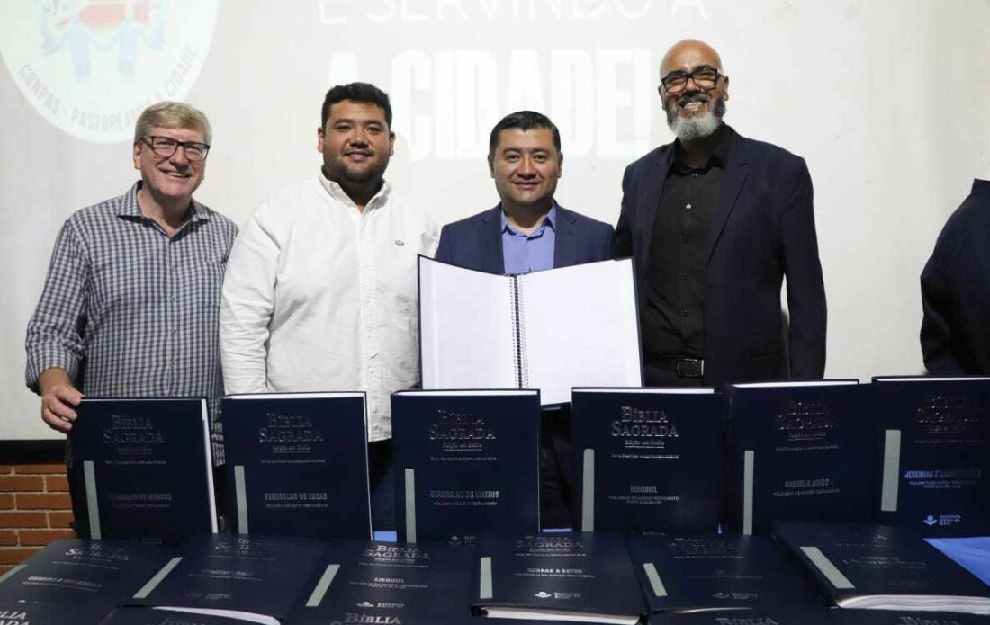 Prefeitura de Suzano recebe doação de Bíblia em braile