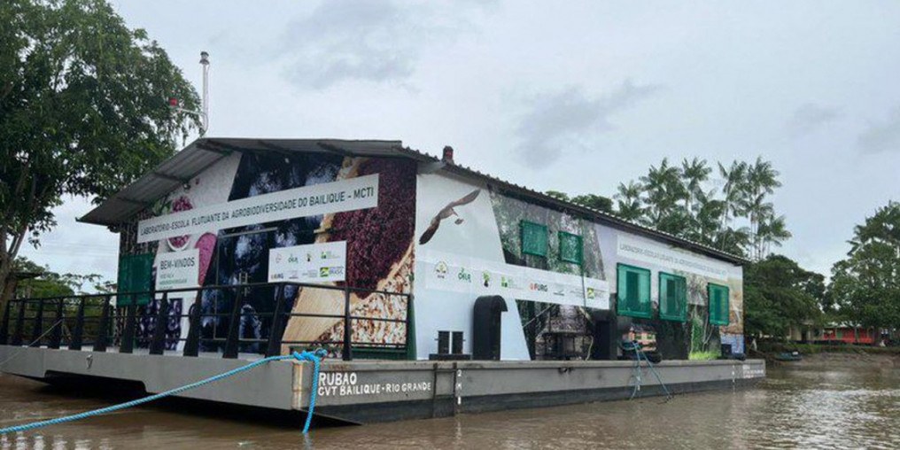 Comunidade do Amapá recebe laboratório-escola flutuante