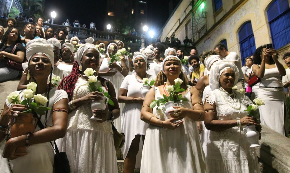 Ilú Obá de Min faz a tradicional lavagem da rua Treze de Maio, em SP