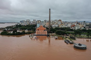 Grupo arrecada materiais para reconstruir casas no RS