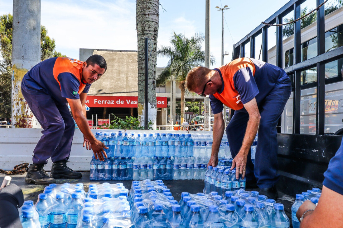 Ferraz arrecada mais de 35 mil unidades de água potável para às vítimas do Sul