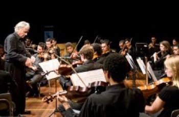 João Carlos Martins faz aula concerto em Suzano