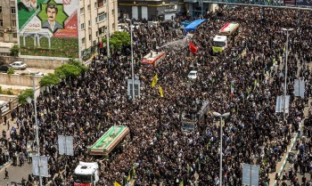 Líder supremo do Irã conduz orações em funeral de Raisi