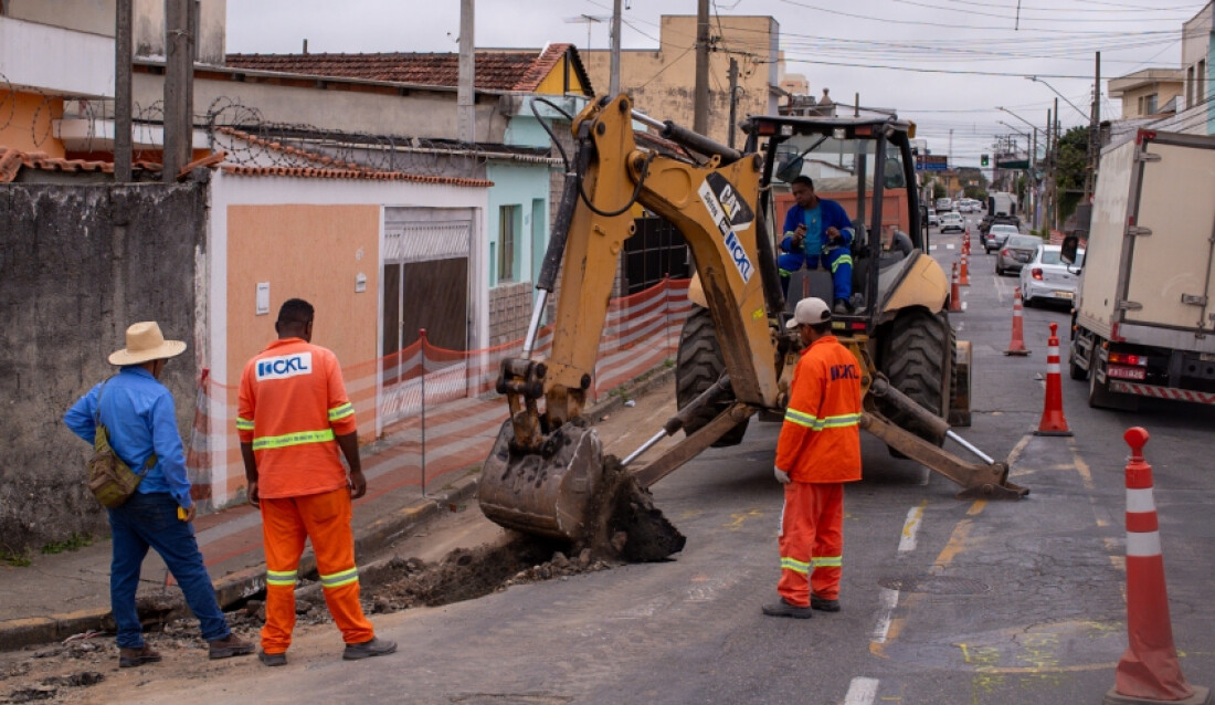 Programa Nova Mogi inicia obras de recuperação asfáltica na Rua Casarejos