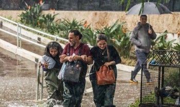 Chuva volta a alagar bairro que já tinha secado em Porto Alegre
