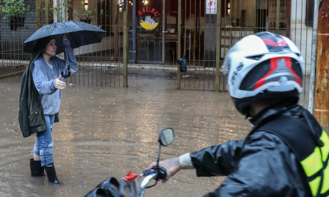 Córrego transborda e volta a invadir casas em Porto Alegre