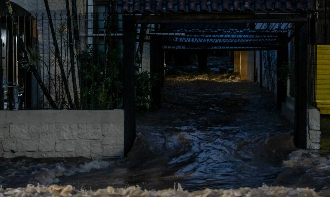 RS: Defesa Civil retira moradores de bairro com risco de deslizamento