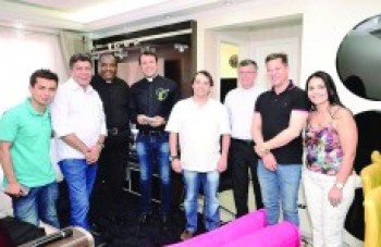 Filló define com 'padre cantor' show no aniversário de Ferraz
