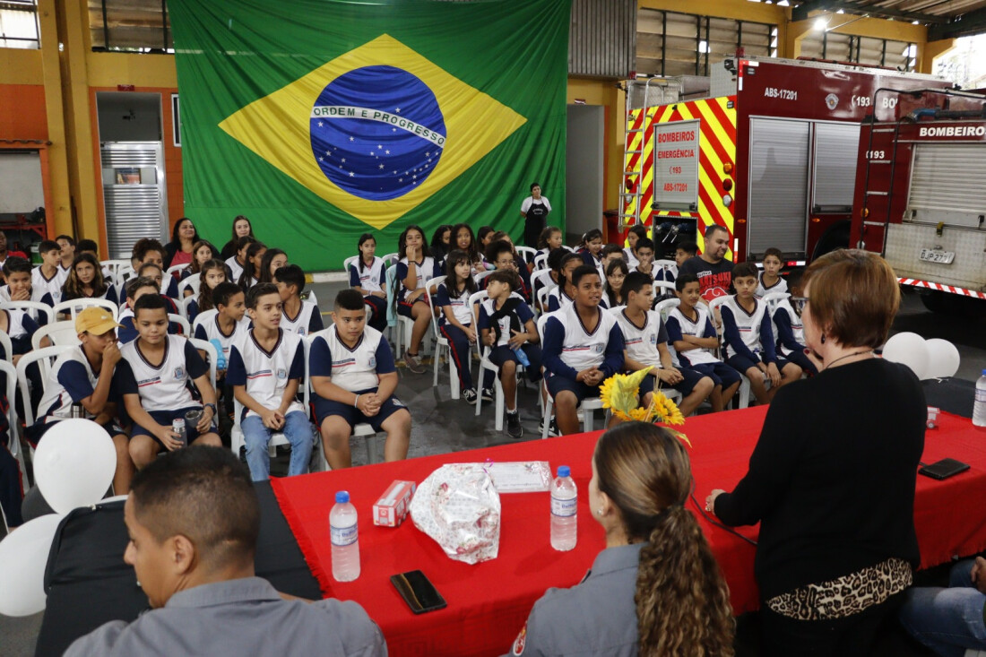 Secretaria de Educação forma 301 novos alunos no programa ‘Bombeiro na Escola’