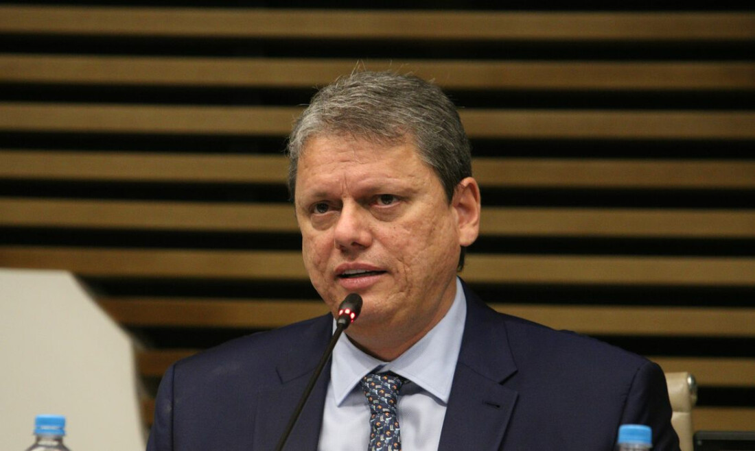 Tarcísio sanciona lei que cria escolas cívico-militares em SP