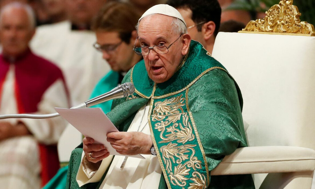 Papa emite raro pedido de desculpa por suposto uso de termo homofóbico