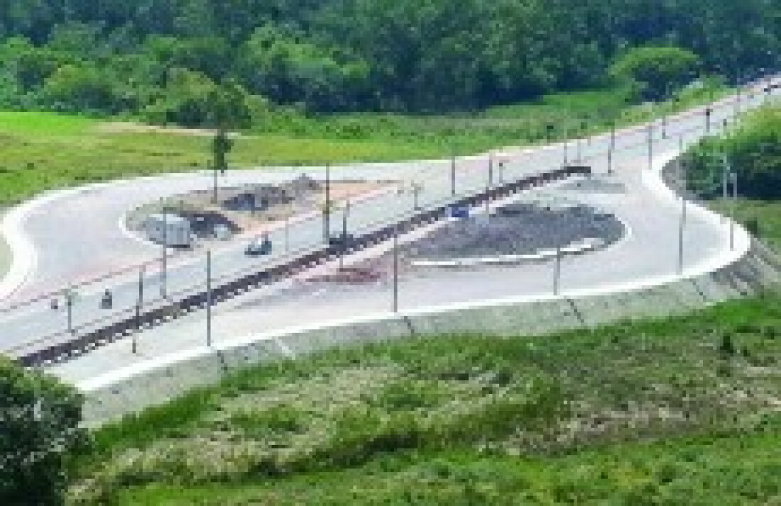 Existência de postes atrasa obras de rotatória