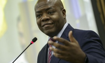 Em feira da diversidade, ministro diz que quer país sem “medo de amar"