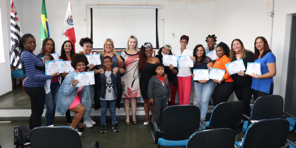Curso de tranças afro capacita 27 mulheres