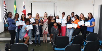 Curso de tranças afro capacita 27 mulheres