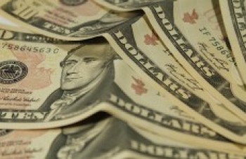 Após recorde, dólar fecha a R$ 3,99