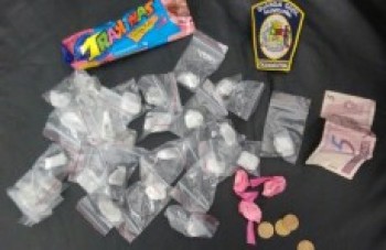 Garoto de 13 anos é apreendido com drogas em pacote de bolacha: