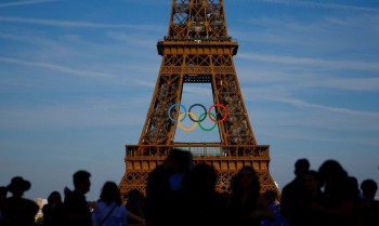 Anéis olímpicos são exibidos na Torre Eiffel 50 dias antes dos Jogos
