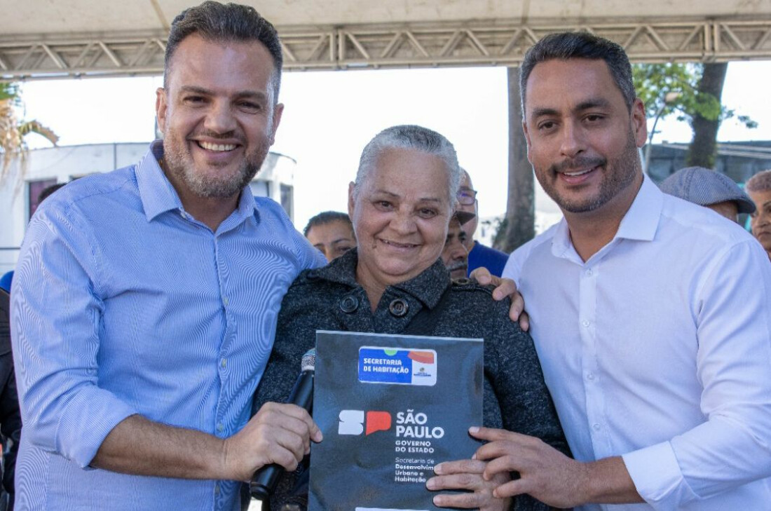 Itaquá entrega 500 matrículas de regularização fundiária para famílias da cidade