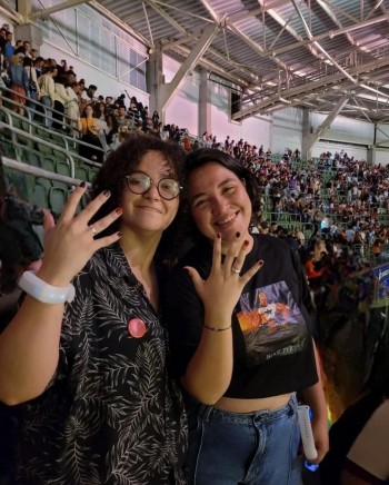 Casal homoafetivo supera desafios em namoro marcado por surpresas