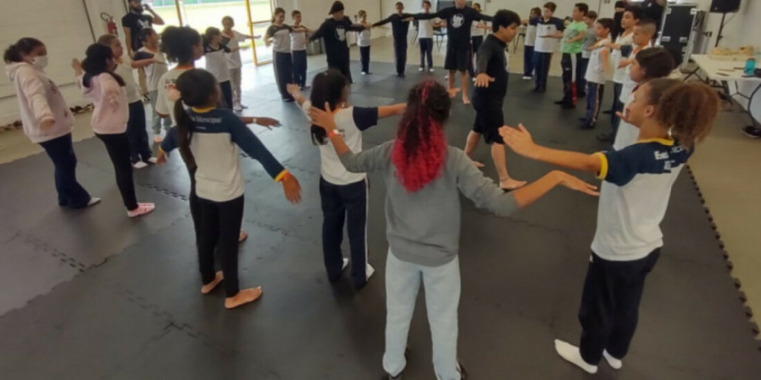 Alunos de escolas municipais participam de oficinas circenses