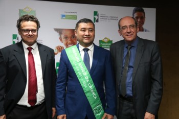 Suzano recebe prêmio 'Prefeito Amigo da Criança' durante cerimônia em Brasília
