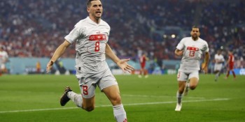 Em partida movimentada, Suíça supera Sérvia e avança na Copa
