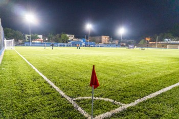 Arujá entrega Campo do Barreto revitalizado com gramado sintético