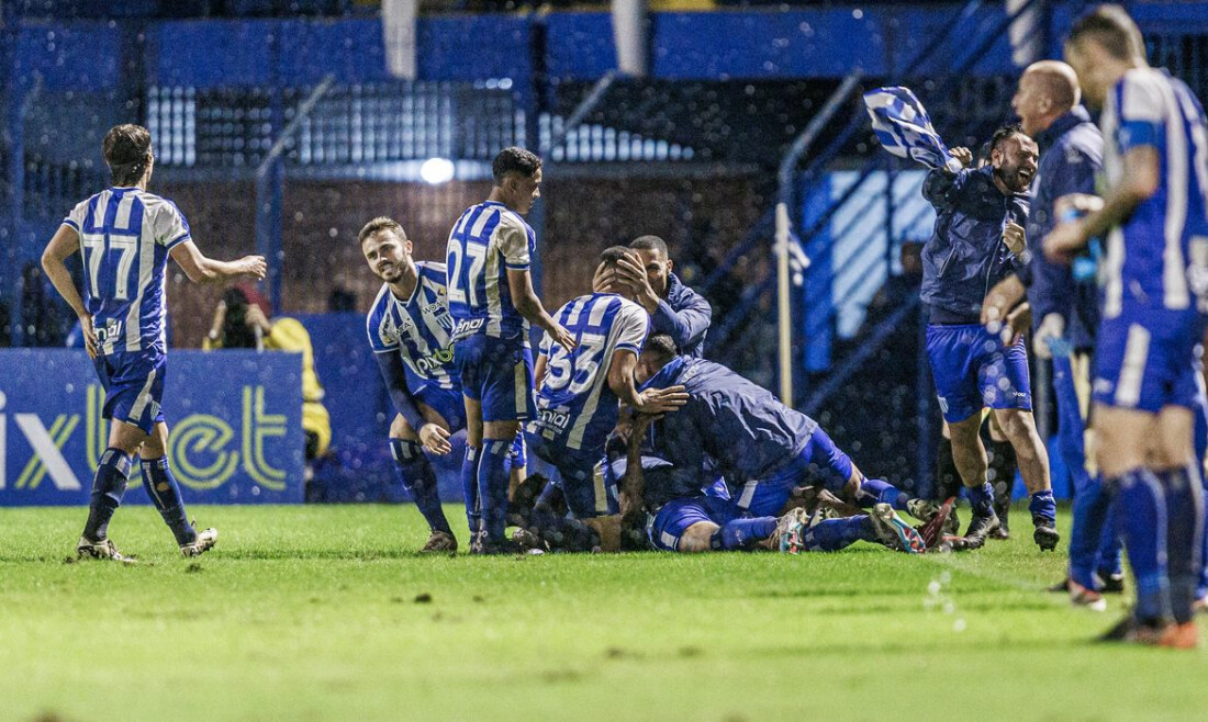 Avaí mostra força para derrotar Guarani e virar líder da Série B